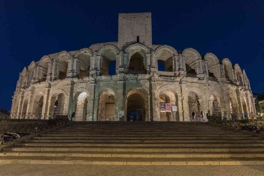 Francia - Arles 086 - Anfiteatro - imagen nocturna.jpg